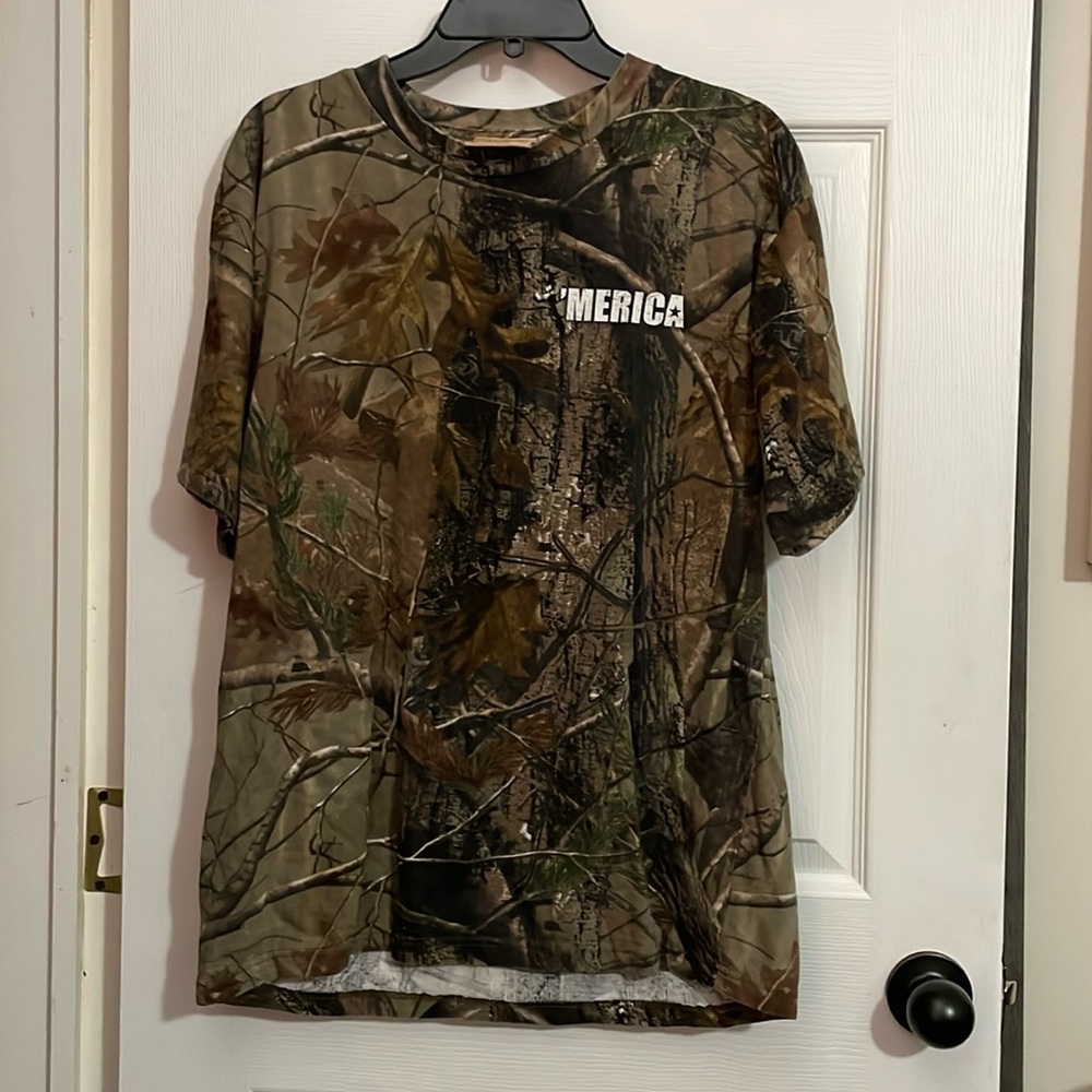 Men's camouflage PELLA OUTDOOR CLOTHING "stock your ammo..." t-shirt. Size L